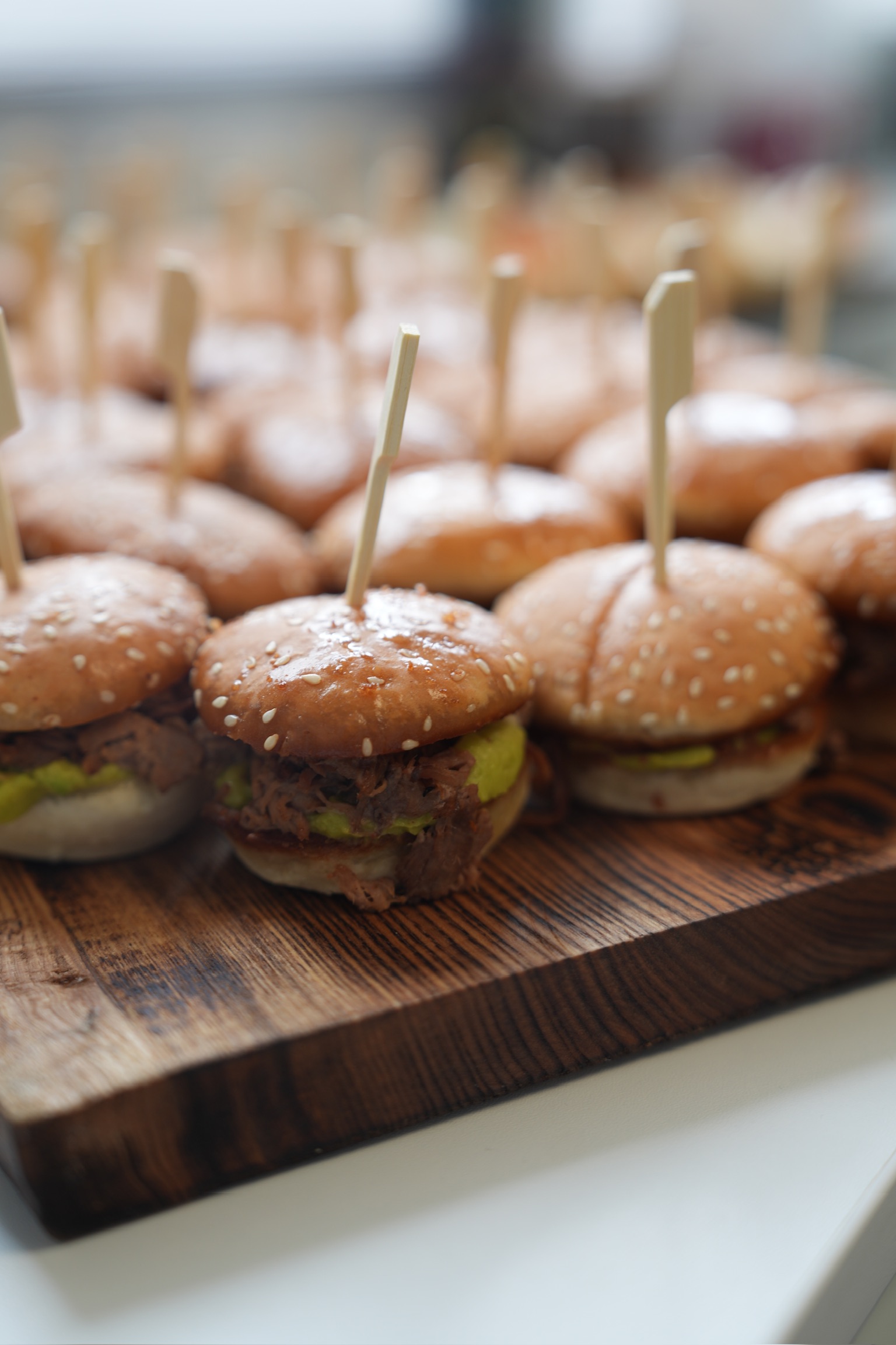 Mini-Sliders vom Wilde Triebe Restaurant — Mittagssnack während der KI-Woche bei OIT in Osnabrück.
