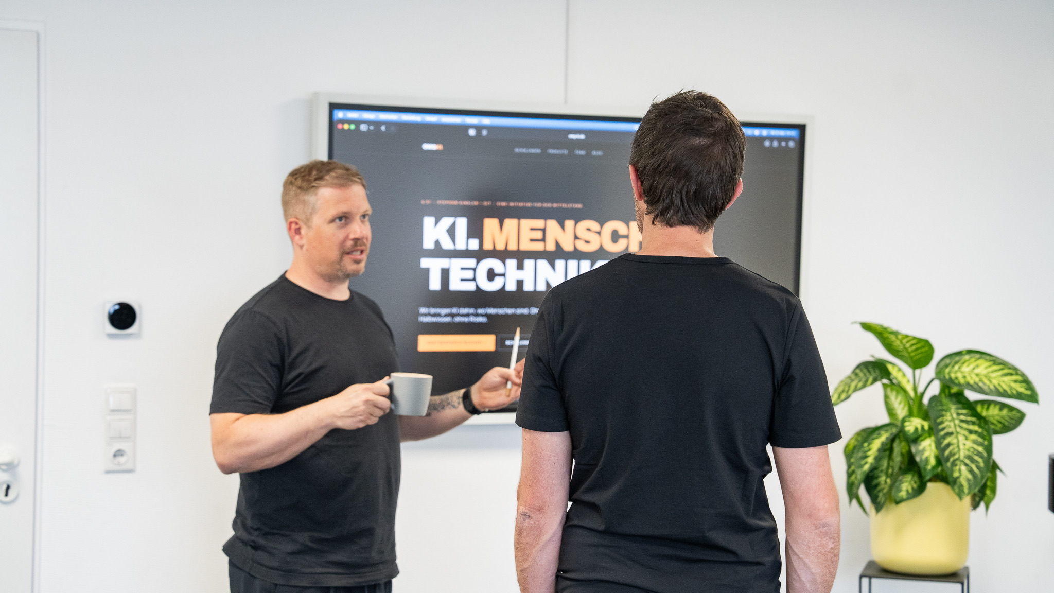 Stephan Kindler und das OIT-Team vor der OMG-KI-Initiative.